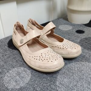 Women’s Beige Mary Jane Flats Comfort Shoes Size 8